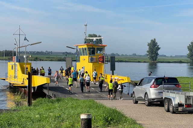 Kennedymars Vleuten–Tilburg: durf jij het aan?; deelnemers op de pont