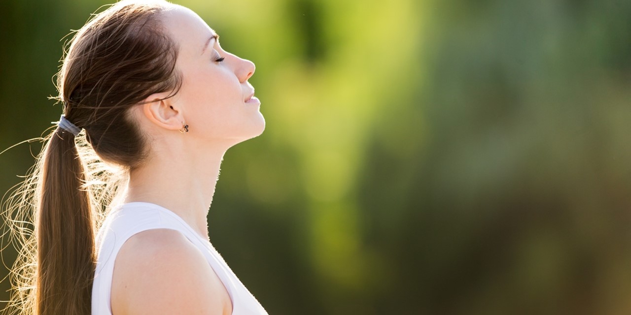 Vrouw aan met mediteren met gesloten ogen