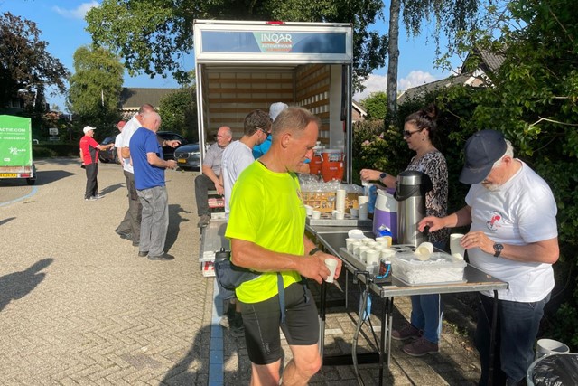 Kennedymars Vleuten–Tilburg: durf jij het aan?; wandelaar bij een verzorgingspost