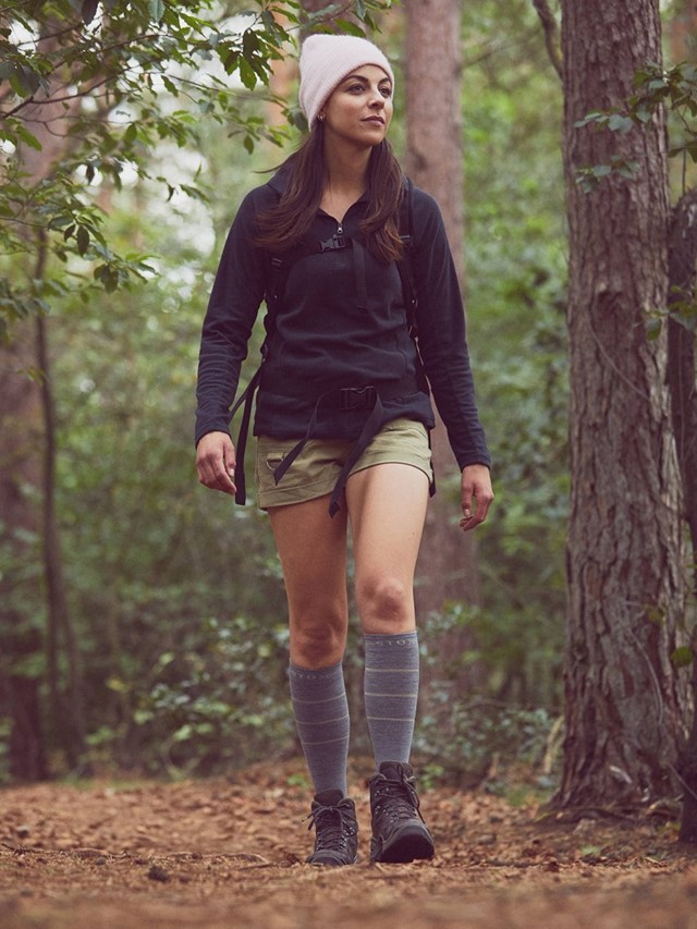 Vrouw wandelt met STOX Energy Socks in de natuur
