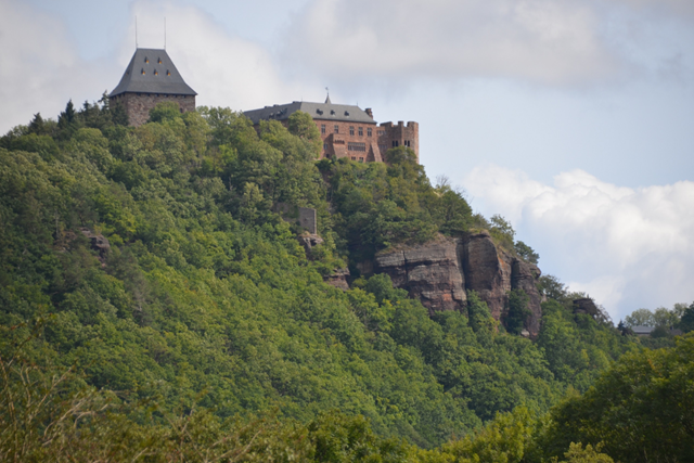 Wandelreis Duitsland Langs Burcht Nideggen voorjaar