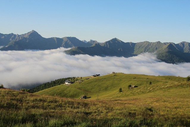 Uitzicht op het landschap waar de wolken in de bergen hangen bij Oost-Tirol