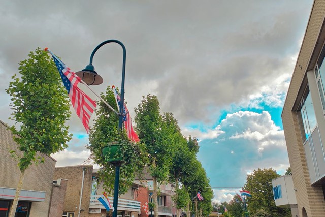 Vrijheidspad: de weg naar onze vrijheid; Amerikaanse vlaggen in het straatbeeld