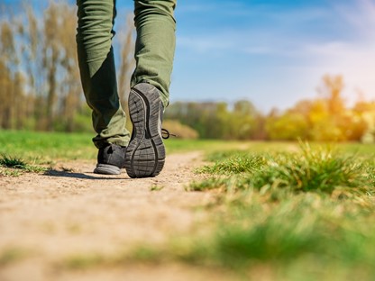 Zichtbare zool van de wandelschoen tijdens zonnige wandeling in natuur