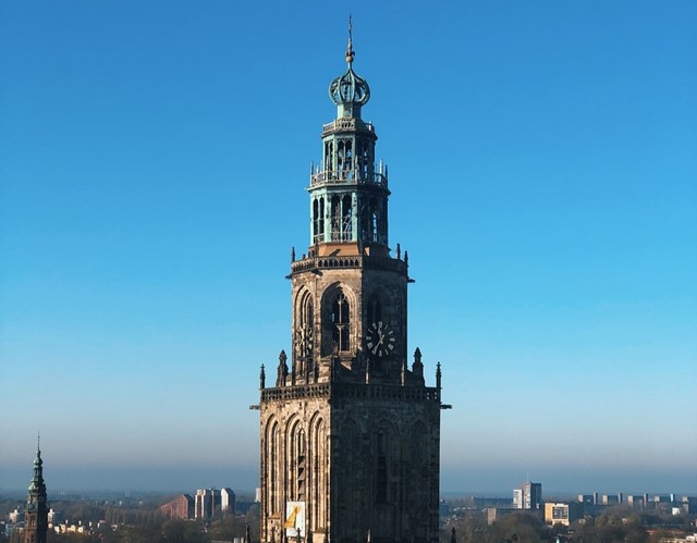 Toren in de stad met blauwe lucht als achtergrond 