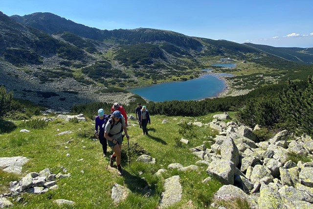 afbeelding van een groepje wandelaars bij een bergmeer in Bulgarije.