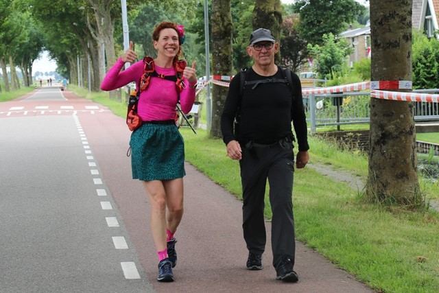 Sanne wandelt lang(e afstanden) met…; Sanne en haar vader