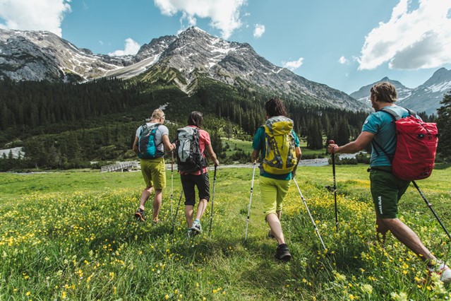 Groepswandeling in de bergen van Oostenrijk - Christoph Schöch – Lech Zürs Tourismus