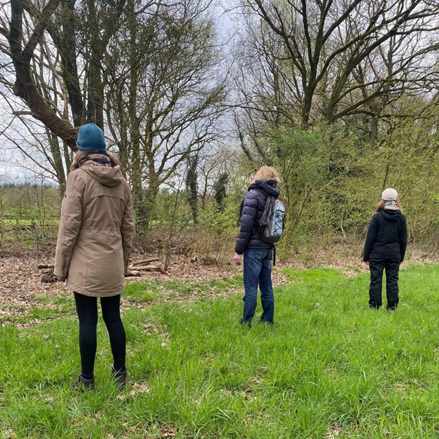 Bosbaden: een trage wandeling die je zintuigen prikkelt; mensen staan in het gras en kijken om zich heen