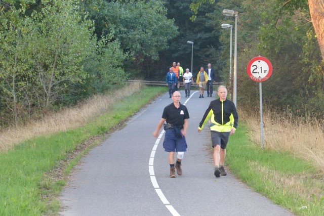 Kennedymars Vleuten–Tilburg: durf jij het aan?; wandelaars onderweg