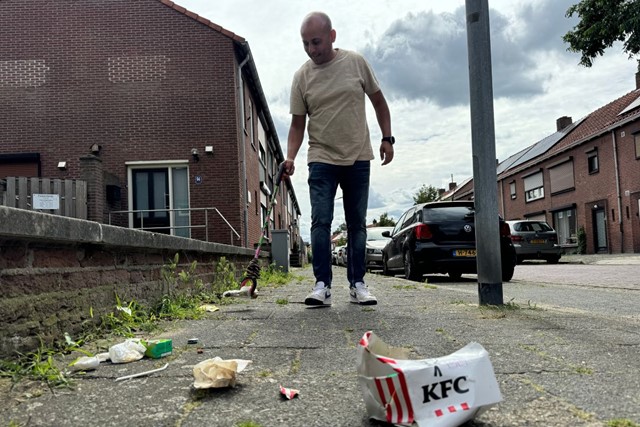 Plandelman ontmoet Venlo Mo; KFC afval op de stoep