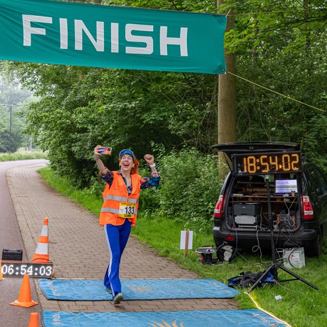 Sanne wandelt lang(e afstanden) met… Sanne al vloggend over de finish