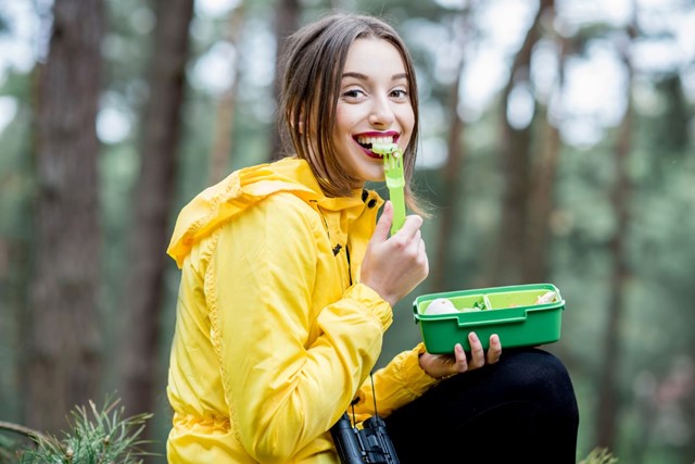 5 Glutenvrije Snacks Om Mee Te Nemen Tijdens Een Wandeling: Komkommer eten