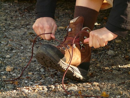 Veter strikken van nieuwe wandelschoenen