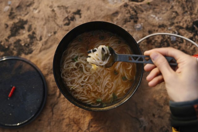 3x recepten voor in je rugzak; noodles in een jug met spork