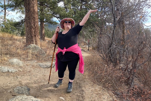 Wandelwoorden deel 4 hobbit hiker; stoere vrouw wandelt in de natuur