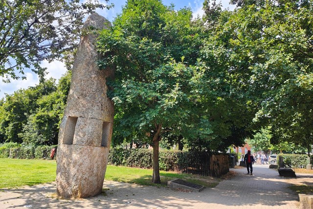 Pelgrimeren in Brussel, in het spoor van Santiago de Compostella; kunstwerk Pelgrim