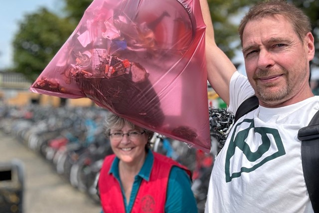 Plandelman ontmoet... Troep Trooper Gina; Anton en Gina met een vuilniszak vol