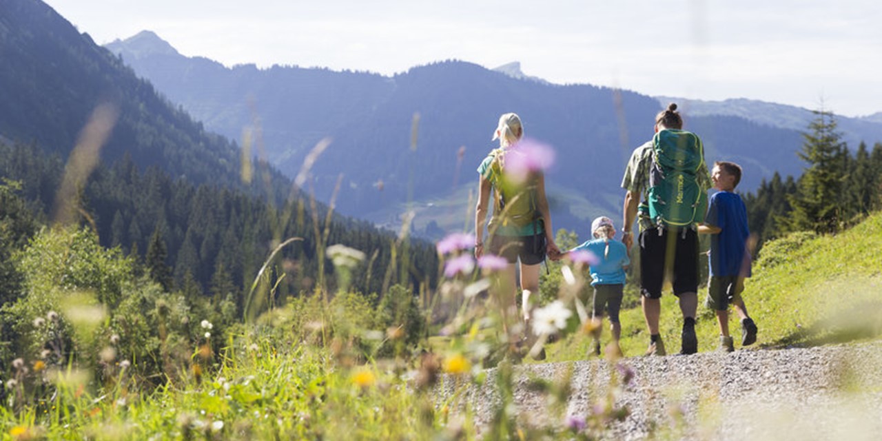 Gezin wandelt in de bergen van Oostenrijk - Foto: Oliver Farys / Kleinwalsertal Tourismus