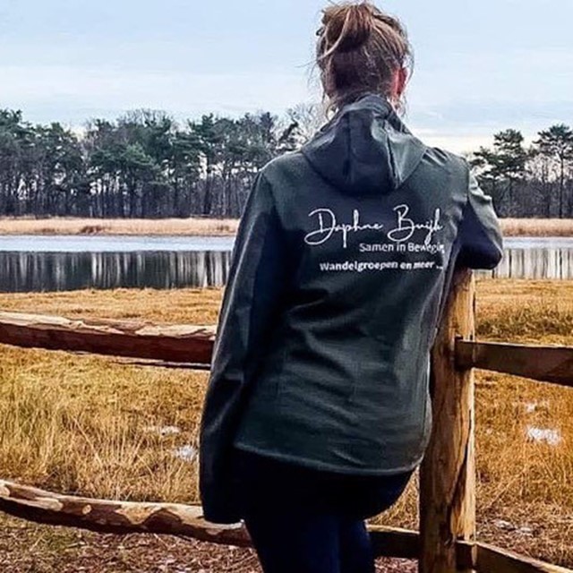 afbeelding van de rug van de jas van Daphne Buijk, met een tekst over haar wandelcoaching.