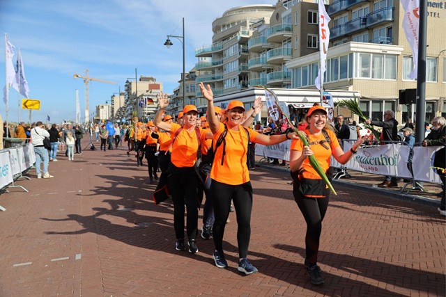 Ontdek de lokale gastvrijheid tijdens de Duin en Bollen Vierdaagse; uitbundige wandelaars op de boulevard