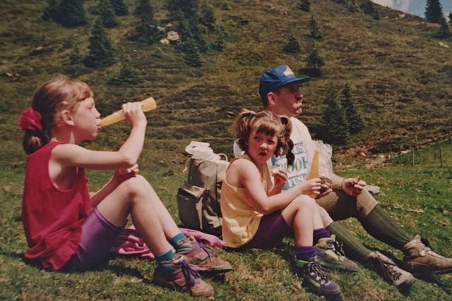 Sanne wandelt lang(e afstanden) met…; Sanne als klein meisje met vader en zusje