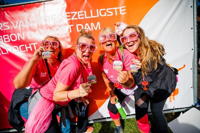 Pink Ribbon Dam tot Dam Wandeltocht; groep vrouwen trots met medaille