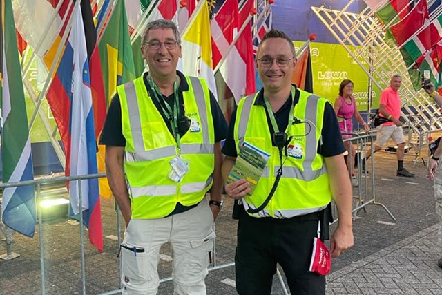 4Daagse-vrijwilliger Theo Beijer (links) en een collega van Dienst Toezicht en Handhaving.