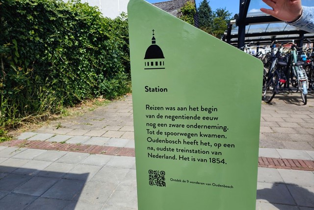 De 9 wonderen van Oudenbosch; bord bij station