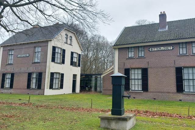 afbeeldingen van twee huizen in Veenhuizen met de namen Plichtgevoel en Bitter en Zoet.