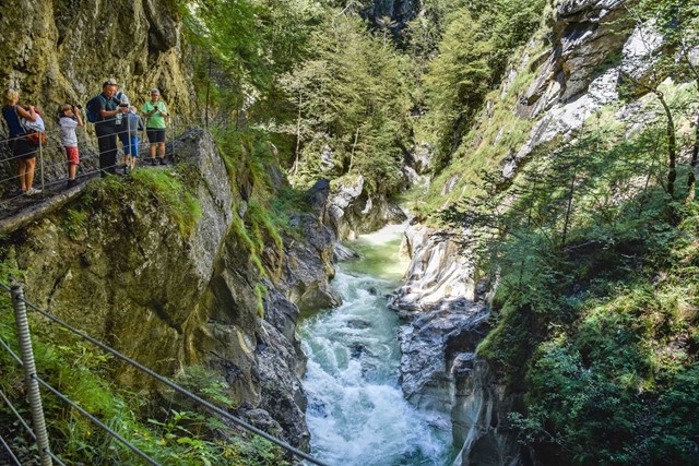 Mensen fotograferen waterval in de bergen - Foto: Alpbachtal Seenland Tourismus