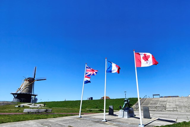 afbeelding van een molen en vlaggen bij Uncle Beach Vlissingen.