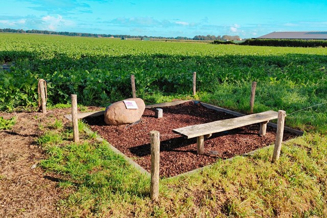 Vrijheidspad: de weg naar onze vrijheid; Monument bij boerderij Paulushoef