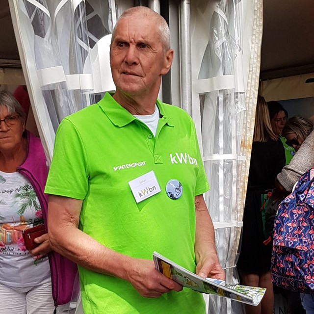 afbeelding van Johan Vellinga in zijn KWbN-shirt op de 4Daagse Nijmegen.